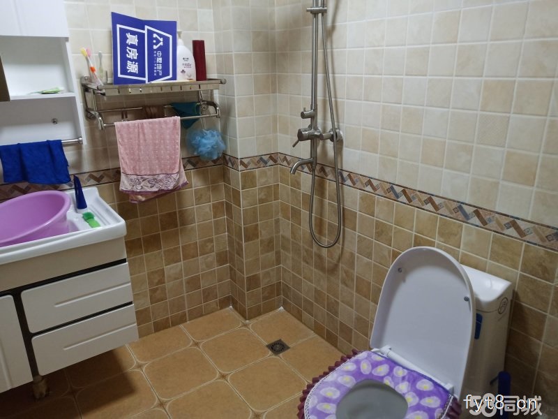 位置优越,环境优美,临近界师学校和明珠广场,附近是附小和一中